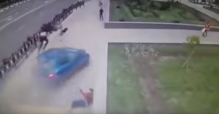 Auto staranowało grupę nastolatków. To cud, że przeżyli