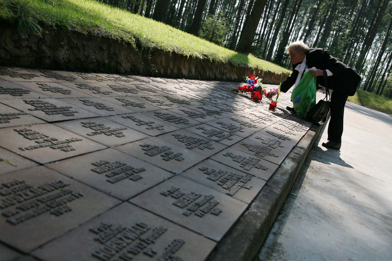 Rosja. Prokuratura chce usunięcia tablicy ku czci rozstrzelanych oficerów z Polski