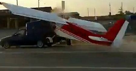 Awionetka dosłownie staranowała samochód. Pilot nie dał rady podnieść maszyny