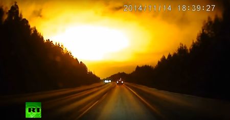 "Zjawiska paranormalne": Nagle niebo zaczęło płonąć. Co nagrał rosyjski kierowca?