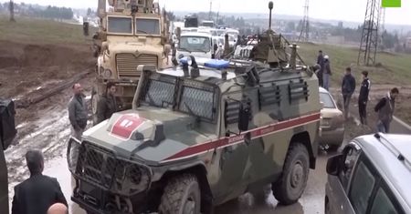 USA blokuje rosyjskiemu konwojowi przejazd przez autostradę w Syrii