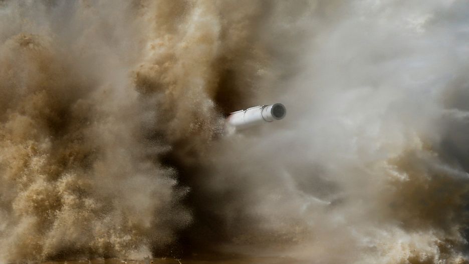 Czołg rosyjski w czasie ćwiczeń na poligonie