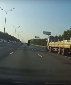 Opona wypadła z jadącego samochodu. Poskakała i wróciła do właściciela