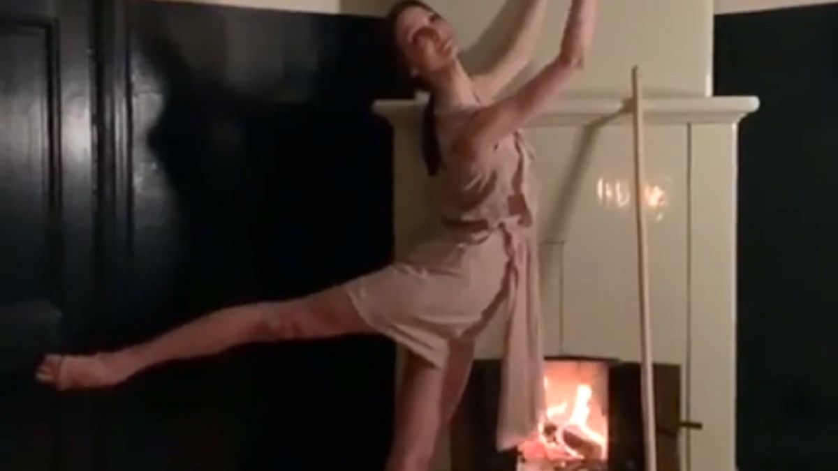 Koronawirus w Rosji. Tancerze baletowi zdecydowali się przesłać dobrą energię ludziom siedzącym w domu.