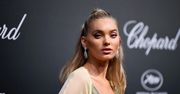 Mało brakowało, a wylądowałaby na podłodze. Elsa Hosk zaplątała się we własną suknię