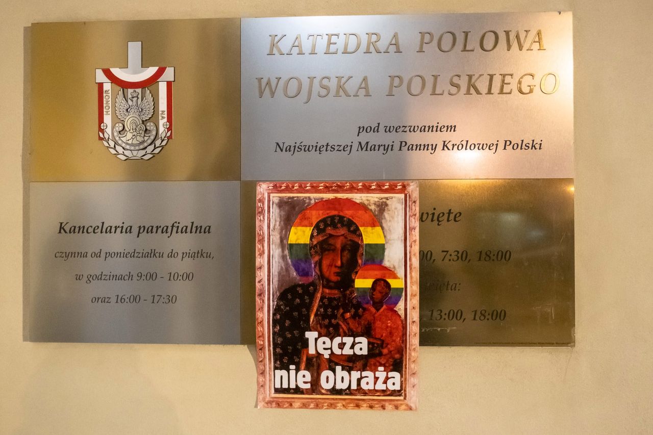 Matka Boska Tęczowa. Nocna akcja w Warszawie. Plakaty na kościołach i posterunkach