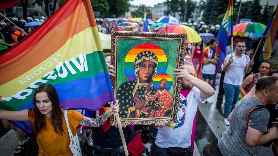 "Tęczowa" Matka Boska na marszu równości