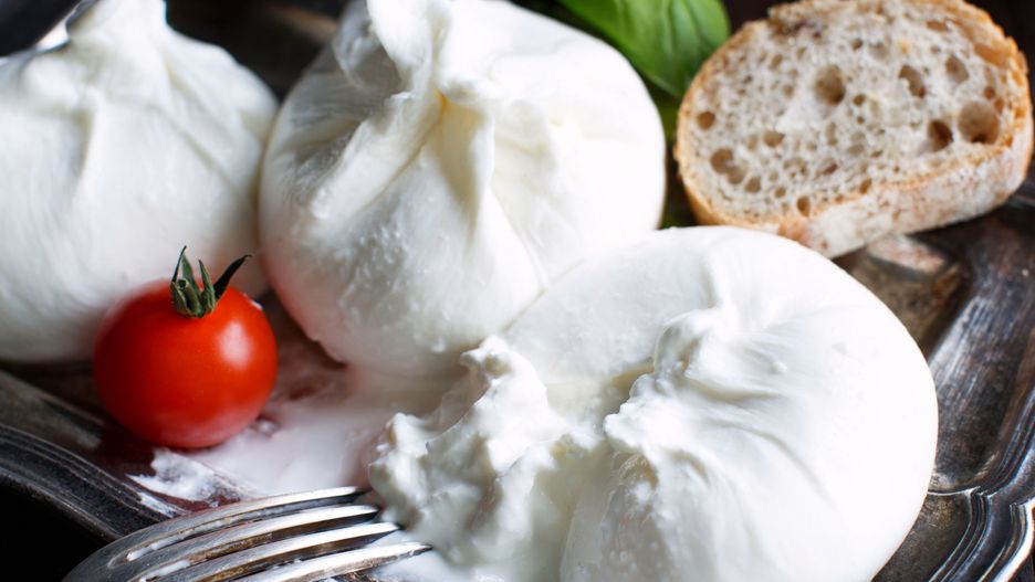 Burrata to ser produkowany z krowiego lub bawolego mleka.