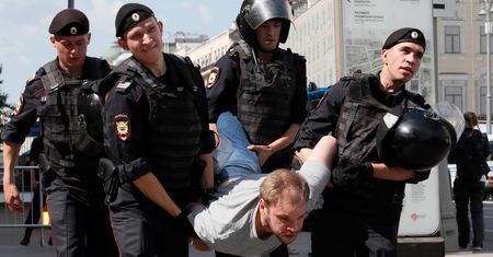 Moskwa. Policja zatrzymała ponad 500 osób, które chciały uczestniczyć w wiecu opozycji