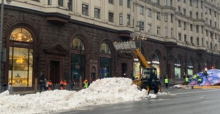 Rosja. Na główne ulice Moskwy przywieziono sztuczny śnieg