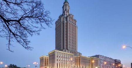 Ocieka blichtrem. Jeden z "wieżowców Stalina" zamienił się w luksusowy hotel
