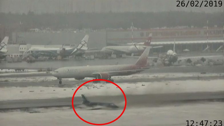 Samolot ląduje na oblodzonym pasie. Przerażające nagranie z Moskwy