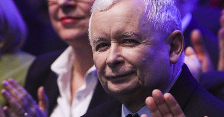 TYLKO w WP. Polacy pokochali "Piątkę Kaczyńskiego". Wiedzą, że pieniędzy nie wystarczy (Badanie)