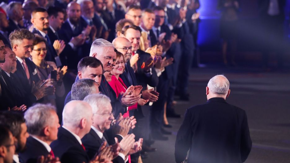 Politycy PiS oklaskują Jarosława Kaczyńskiego