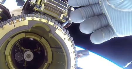 Zagadkowe światła zasłonięte przez astronautę
