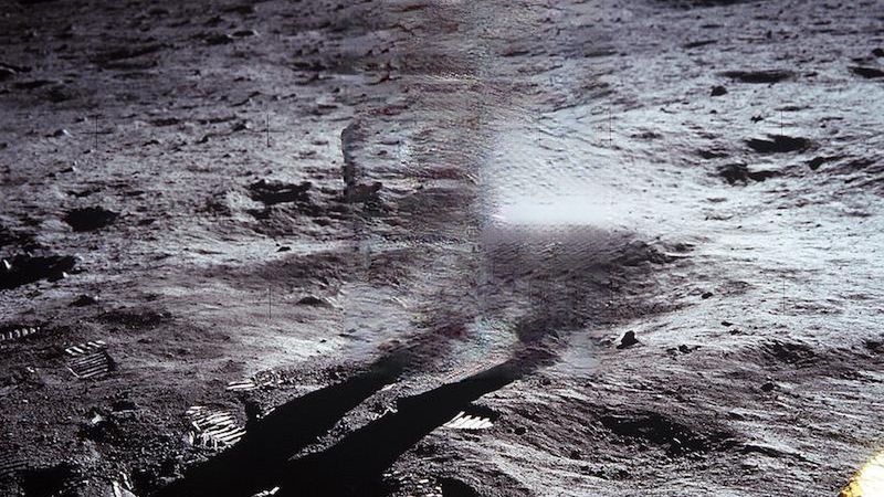 Buzz Aldrin był na Księżycu - pozostał tylko jego cień i rozmazane tło