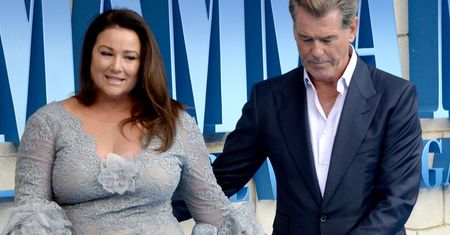 Pierce Brosnan przyszedł na premierę z żoną. Byli uroczy