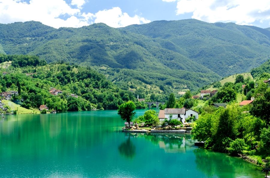 Malownicze jezioro Jablanica w Bośni i Hercegowinie