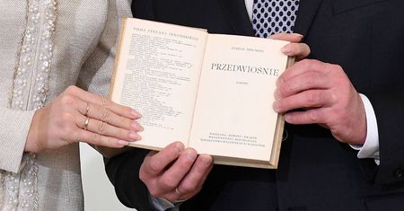 Andrzej Duda promuje uproszczoną wersję "Przedwiośnia". Poloniści oburzeni
