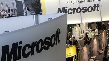 Stanowisko amerykańskiego Microsoftu na targach CeBIT 2004 w Hanowerze