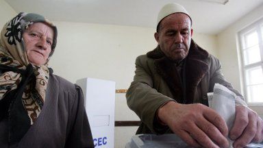 Para Albańczyków oddaje swe głosy w lokalu wyborczym