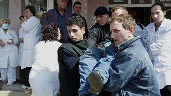 Służby ratunkowe niosą rannego uczestnika zamieszek