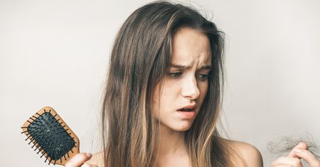 Wypadają ci włosy? Zrezygnuj z tego napoju