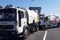 A4. Korek na 10 km. Zderzenie busa i pojazdu obsługi autostrady