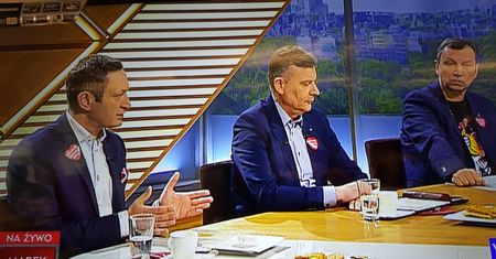 Dramat realizatorów w TVP. Politycy zaproszeni do "Woronicza 17" wystąpili oklejeni serduszkami