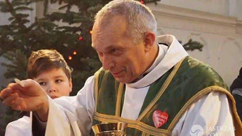 Ksiądz Wojtek Drozdowicz odprawiał msze z serduszkiem WOŚP