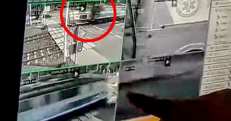 Pociąg zmiótł karetkę z torów w Puszczykowie. Pokazano dramatyczne nagranie