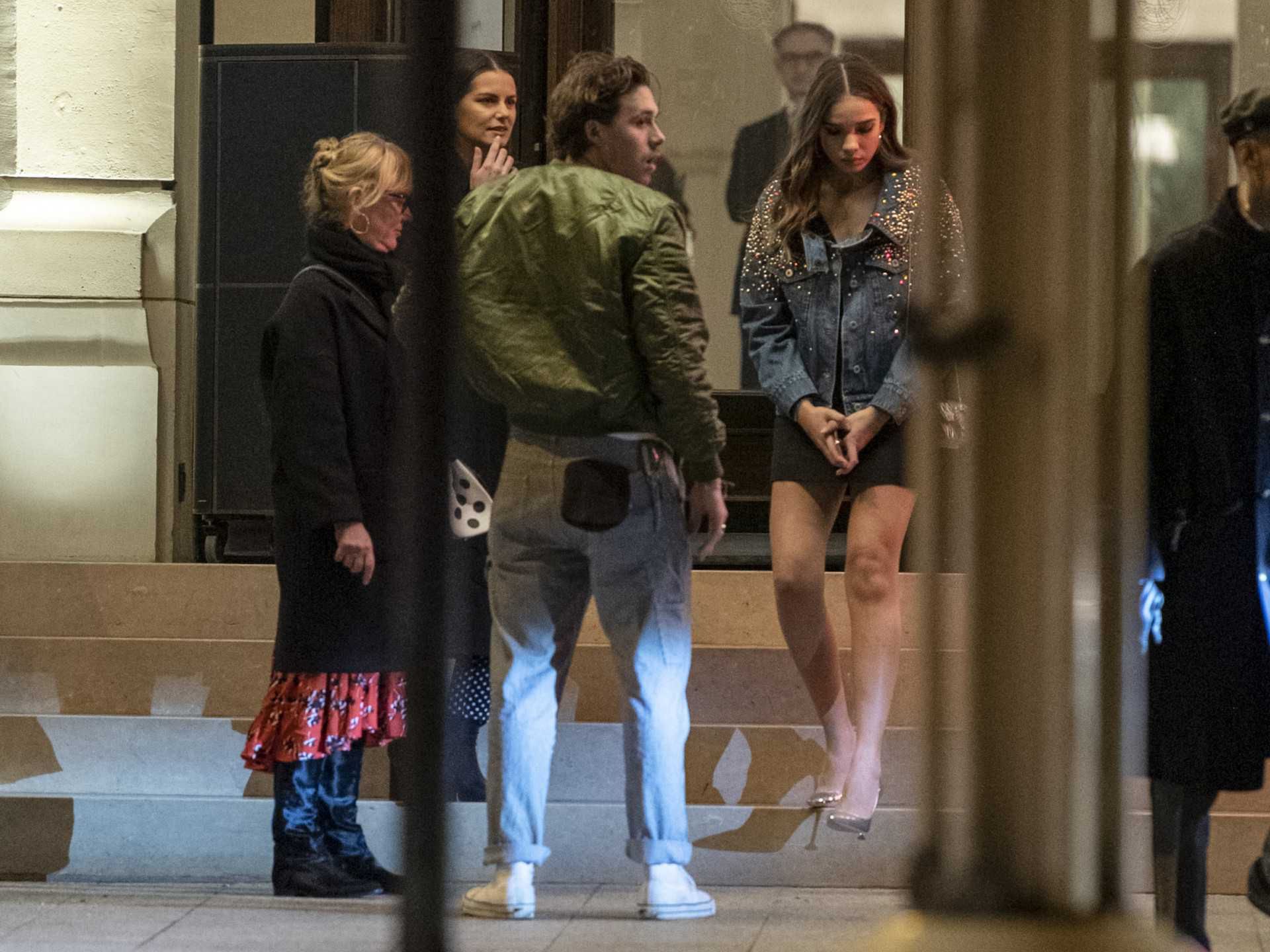 Brooklyn Beckham i Hana Cross na imprezie w klubie w Paryżu