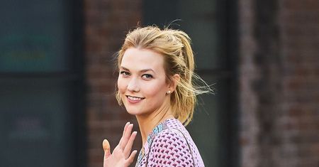 LOOK OF THE DAY: Karlie Kloss w sukience boho