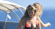 Dorodna Kate Moss na jachcie w Saint-Tropez. Modelka przytyła parę kilo