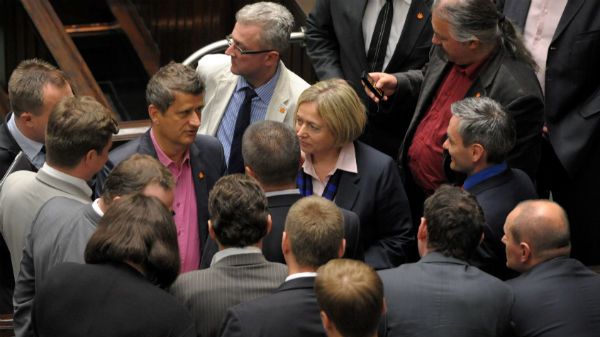 Lider Ruchu Palikota Janusz Palikot w otoczeniu posłów Ruchu Palikota