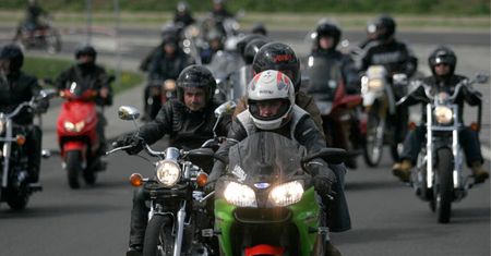 Motocykliści i kierowcy samochodów na jednej drodze