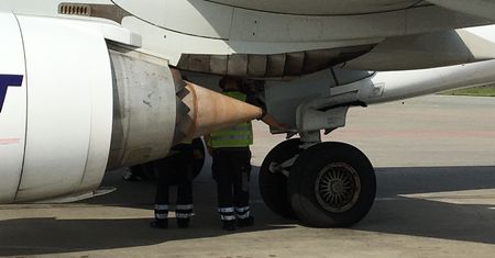 Nagłe lądowanie w Warszawie. Samolot Embraer 195 miał problem z podwoziem