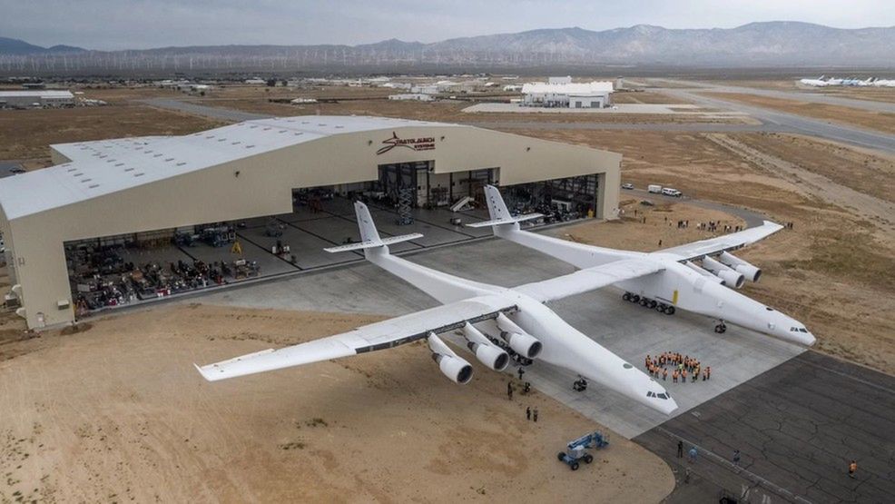 Gigantyczny samolot Stratolaunch po raz pierwszy opuścił hangar