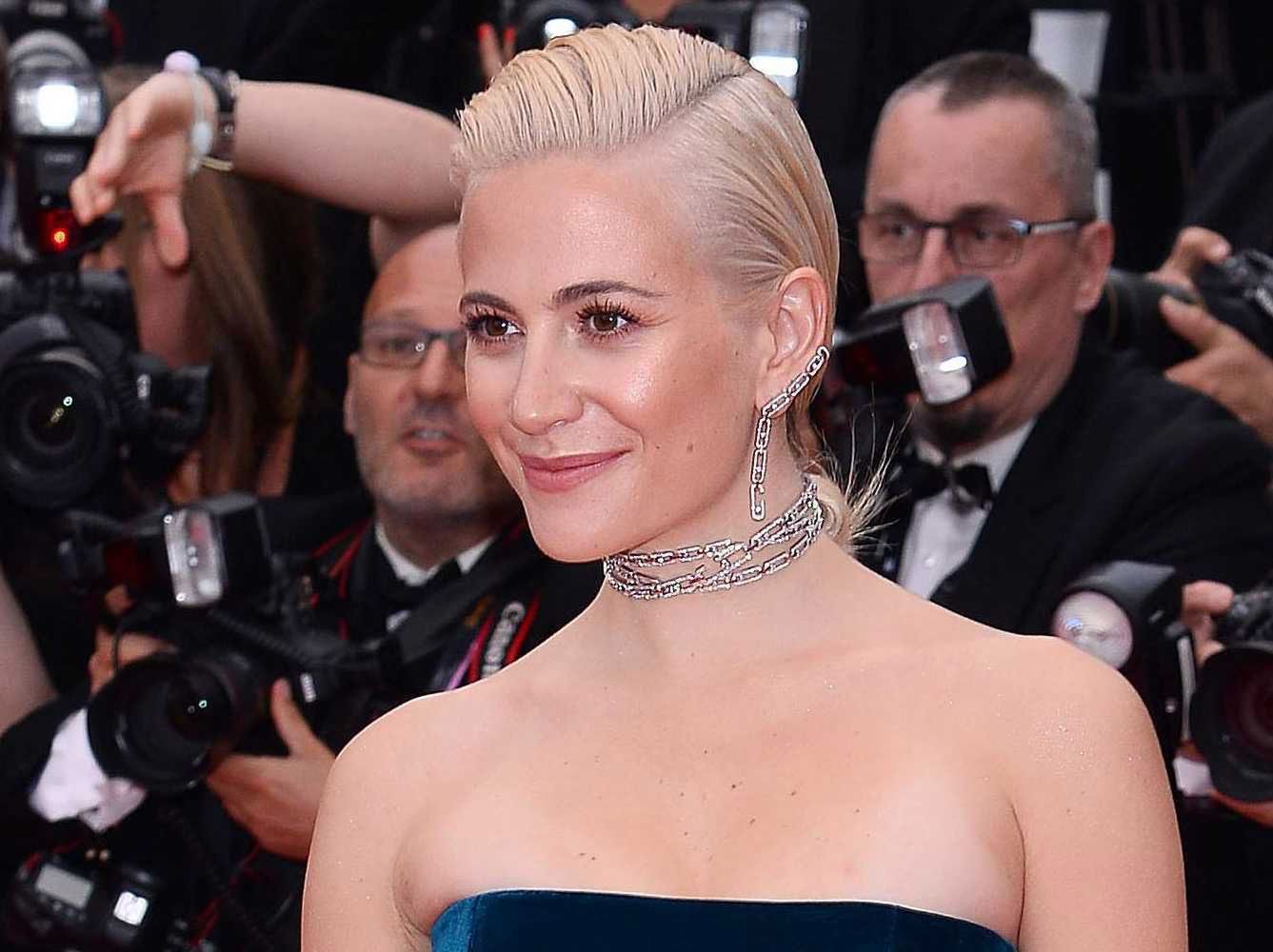 Pixie Lott - fryzura, La Belle Epoque,  Cannes 2019