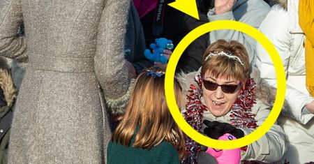 Poruszająca historia kryjąca się za głośnym zdjęciem. Wiadomo, kim jest kobieta na wózku