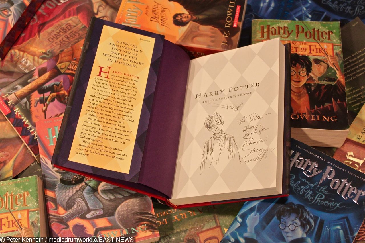 Harry Potter - seria książek J.K. Rowling z rekordowym nakładem i sprzedażą w historii