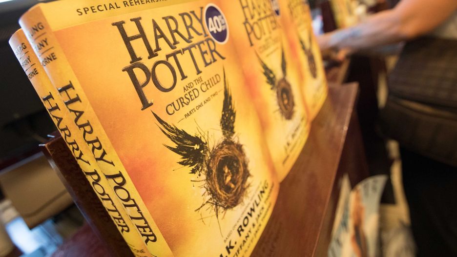 Harry Potter na stosie. Księża i ministranci palą książki pod kościołem
