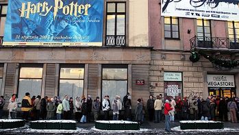 Miłośnicy magii cierpliwie czekali Przed ksiegarnią na kolejny tom przygód Harry`ego