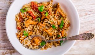 Risotto z kurkami i suszonymi pomidorami. Idealne danie na romantyczną kolację