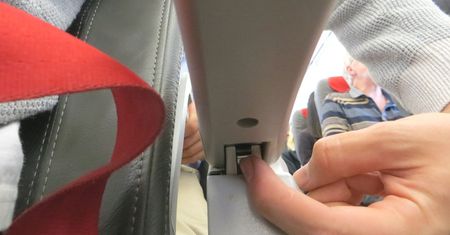 Ukryty przycisk w fotelu samolotu da Ci większą wygodę i to w cenie biletu!