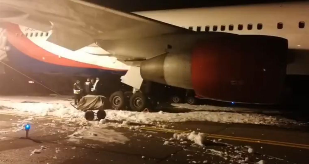 Rosja. Samolot zapalił się tuż przed lądowaniem. Boeing był pełen ludzi [WIDEO]