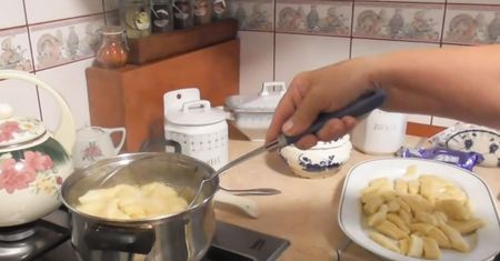 Słodziutkie, a zarazem dietetyczne pierogi leniwe. Ten owoc jest ich sekretem
