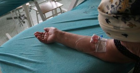 16-latka ma raka. Jej matka posłuchała zwolenników Jerzego Zięby i rezygnuje z chemioterapii dla córki