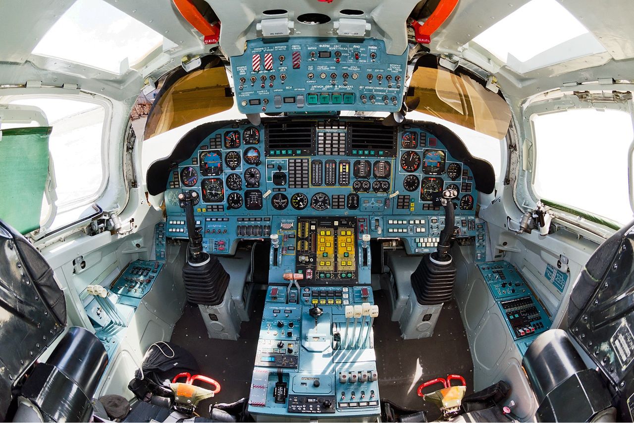 Kokpit Tu-160. Wersja Tu-160M2 ma otrzymać znacznie nowocześniejsze wyposażenie 