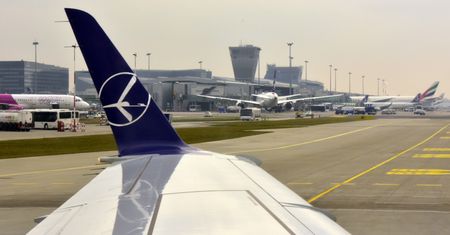 Koronawirus. Reakcja linii lotniczych, można zmienić datę wylotu